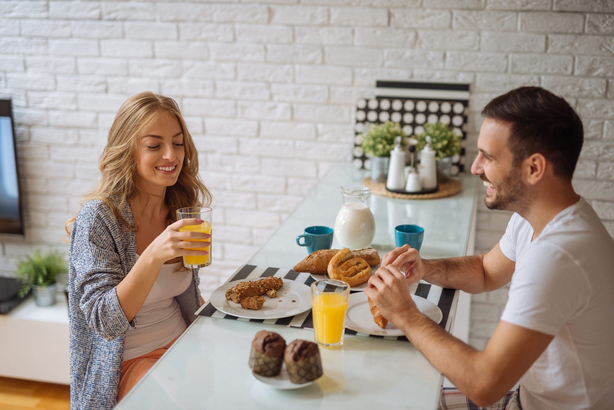 Will you have breakfast with me. Мужчина и женщина завтракают вместе. Парень и девушка завтракают. Человек завтракает. Домашний завтрак.